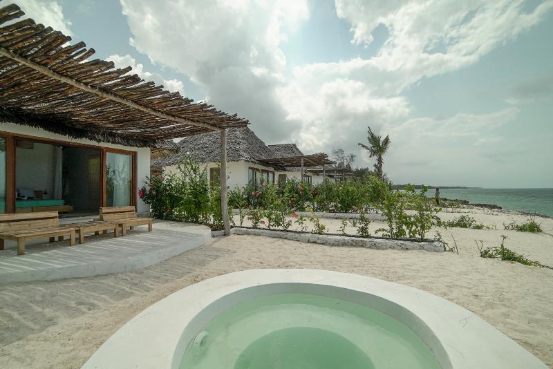 Zanbluu Beach Hotel Кивенгва Экстерьер фото